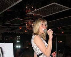 Kristin-Singing-At-Porterhouse